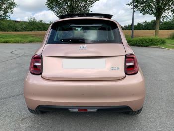 Photo 5 de l'offre FIAT 500 500 e 118 ch Icône à 18990 € chez Fiat, Suzuki