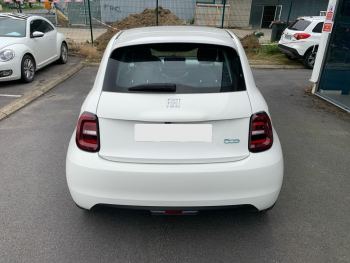 Photo 5 de l'offre FIAT 500 500 e 118 ch Icône à 18990 € chez Fiat, Suzuki