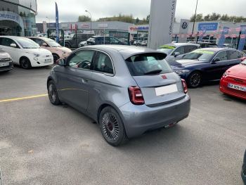 Photo 7 de l'offre FIAT 500 500 e 95 ch (RED) à 18990 € chez Fiat, Suzuki