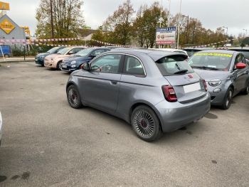 Photo 7 de l'offre FIAT 500 500 e 95 ch (RED) à 17490 € chez Fiat, Suzuki