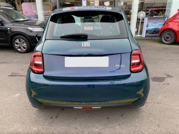 Photo 5 de l'offre FIAT 500 500 e 118 ch Icône à 19490 € chez Fiat, Suzuki