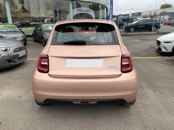 Photo 5 de l'offre FIAT 500 500 e 95 ch Icône à 17890 € chez Fiat, Suzuki