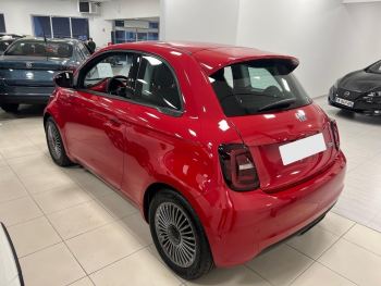 Photo 7 de l'offre FIAT 500 500 e 118 ch Nouvelle 500 à 29219 € chez Fiat, Alfa Romeo Jeep